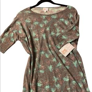 NWT LuLaRoe Irma top a loose, knit "high-low" tunic w/
fitted mid-length sleeve